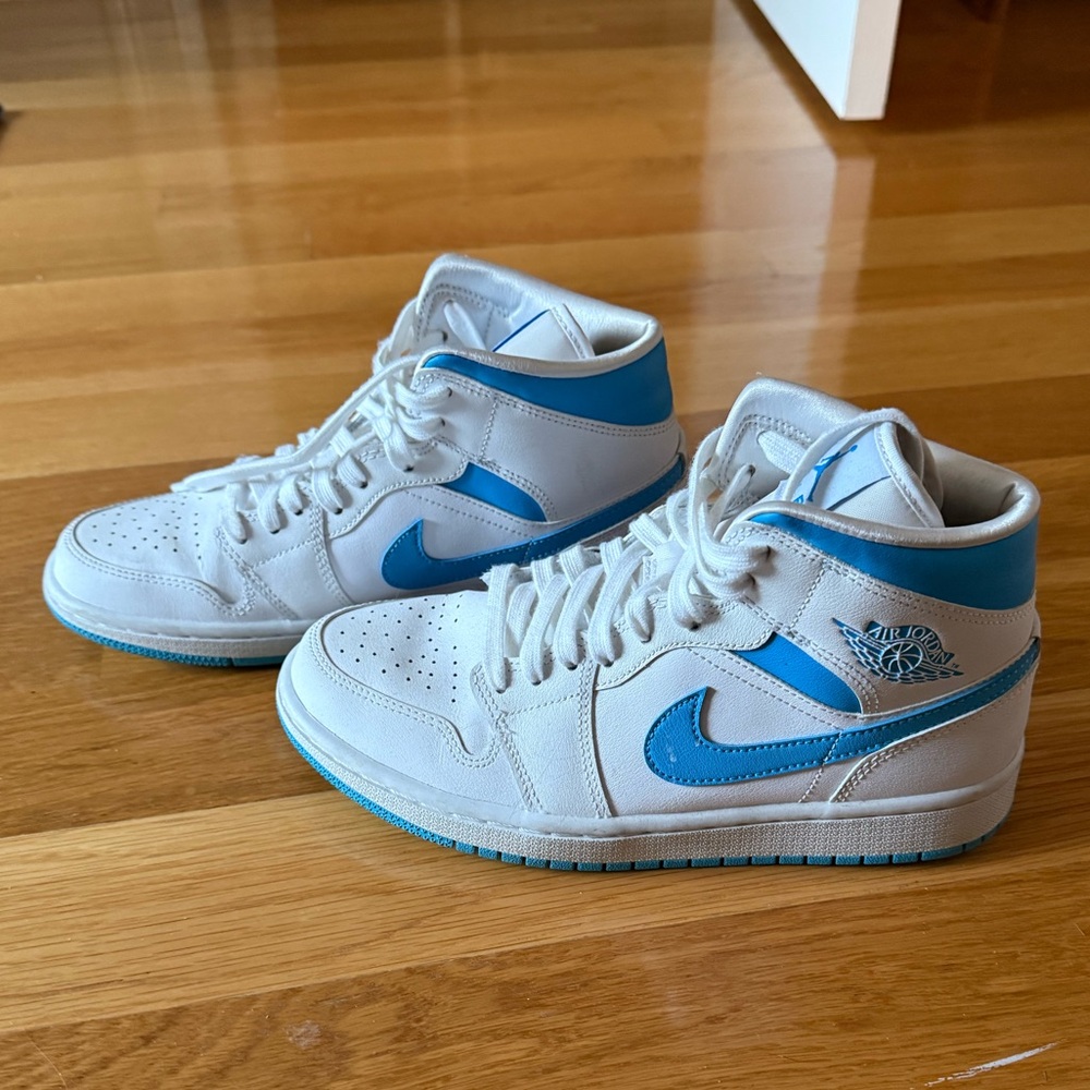 Jordan 1 Mid UNC size 8 in Womens